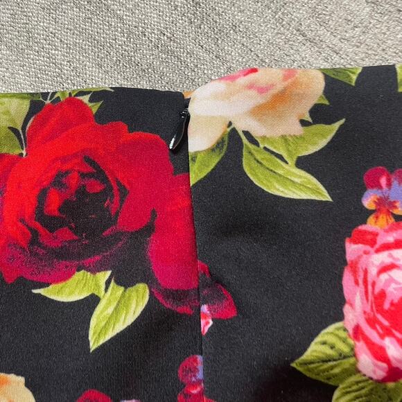 GUESS Black Red Floral Zip Slit Pencil Skirt Small Flower Office Work - Picture 4 of 4